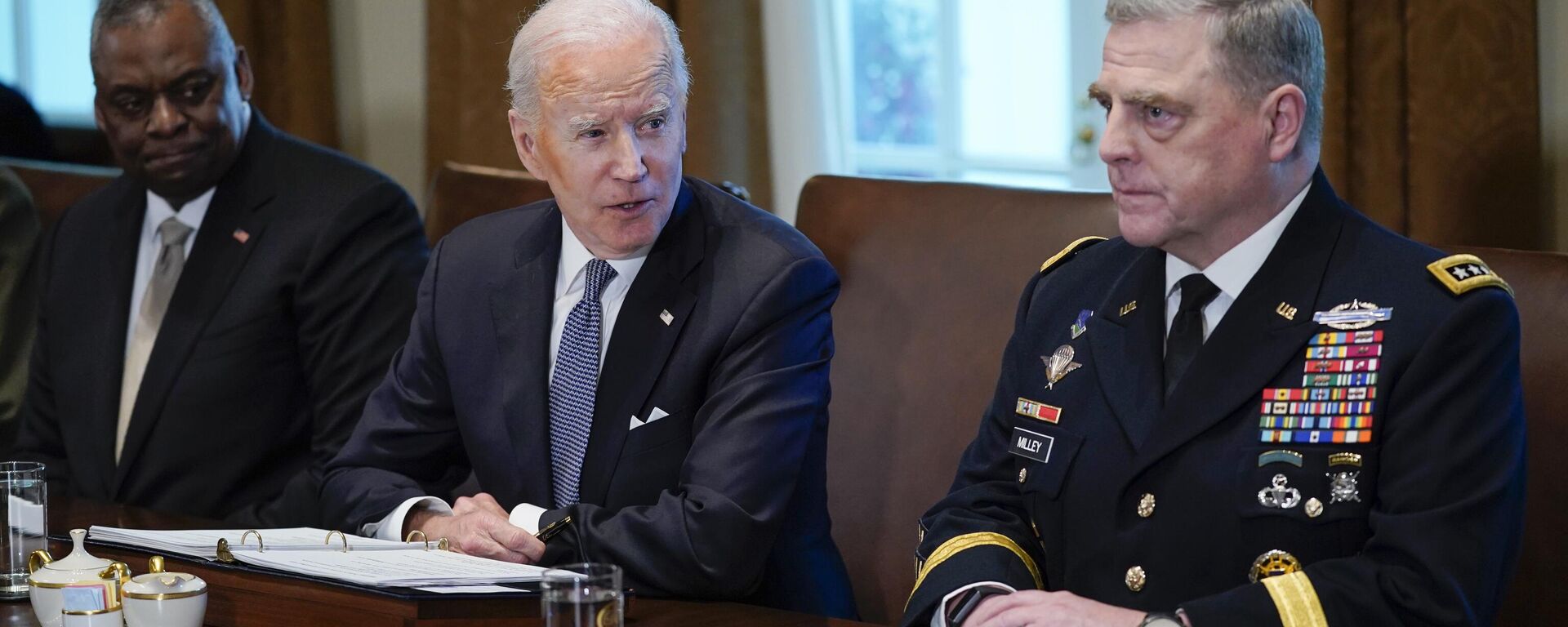 O presidente Joe Biden durante uma reunião com o secretário de Defesa Lloyd Austin, à esquerda, e o atual presidente do Estado-Maior Conjunto, o general Mark Milley - Sputnik Brasil, 1920, 14.07.2023