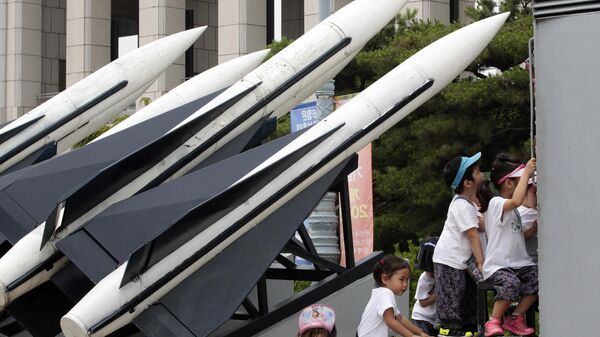 Crianças de um jardim de infância brincam ao lado de mísseis Hawk em exposição no Museu Memorial da Guerra da Coreia, em Seul. Coreia do Sul, 27 de junho de 2014 - Sputnik Brasil