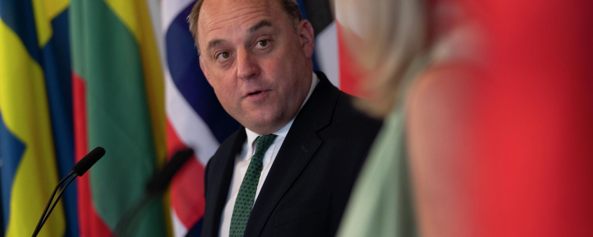 Ben Wallace, secretário de Defesa do Reino Unido, fala com Kajsa Ollongren, ministra da Defesa dos Países Baixos, falam durante coletiva de imprensa após reunião ministerial da Força Expedicionária Conjunta (JEF, na sigla em inglês) em Amsterdã, Países Baixos, 13 de junho de 2023 - Sputnik Brasil, 1920, 08.08.2025