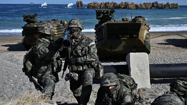 Fuzileiros navais sul-coreanos se posicionam em uma praia durante operação de desembarque como parte dos exercícios militares anuais de Hoguk em Pohang, Coreia do Sul, 26 de outubro de 2022 - Sputnik Brasil
