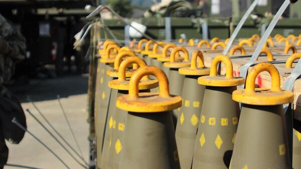 Dezenas de munições convencionais melhoradas de duplo propósito (DPICM) de 155 mm aguardam para serem carregadas em obuseiros autopropulsados M109A6 Paladin e veículos de apoio de artilharia de campanha M992 em Camp Hovey, Coreia do Sul, 20 de setembro de 2016 - Sputnik Brasil