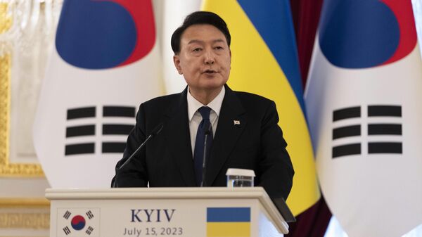 Yoon Suk Yeol, presidente da Coreia do Sul, fala durante declaração conjunta com seu homólogo ucraniano Vladimir Zelensky (fora da foto), Kiev, 15 de julho de 2023 - Sputnik Brasil