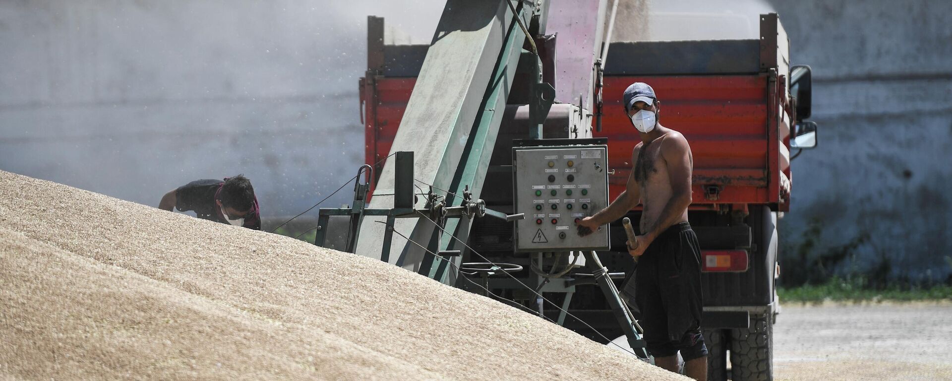 Trabalhador manuseia grãos em um terminal de grãos no distrito de Krasnogvardeysky, na Crimeia, Rússia, foto publicada em 7 de julho de 2023 - Sputnik Brasil, 1920, 21.08.2023