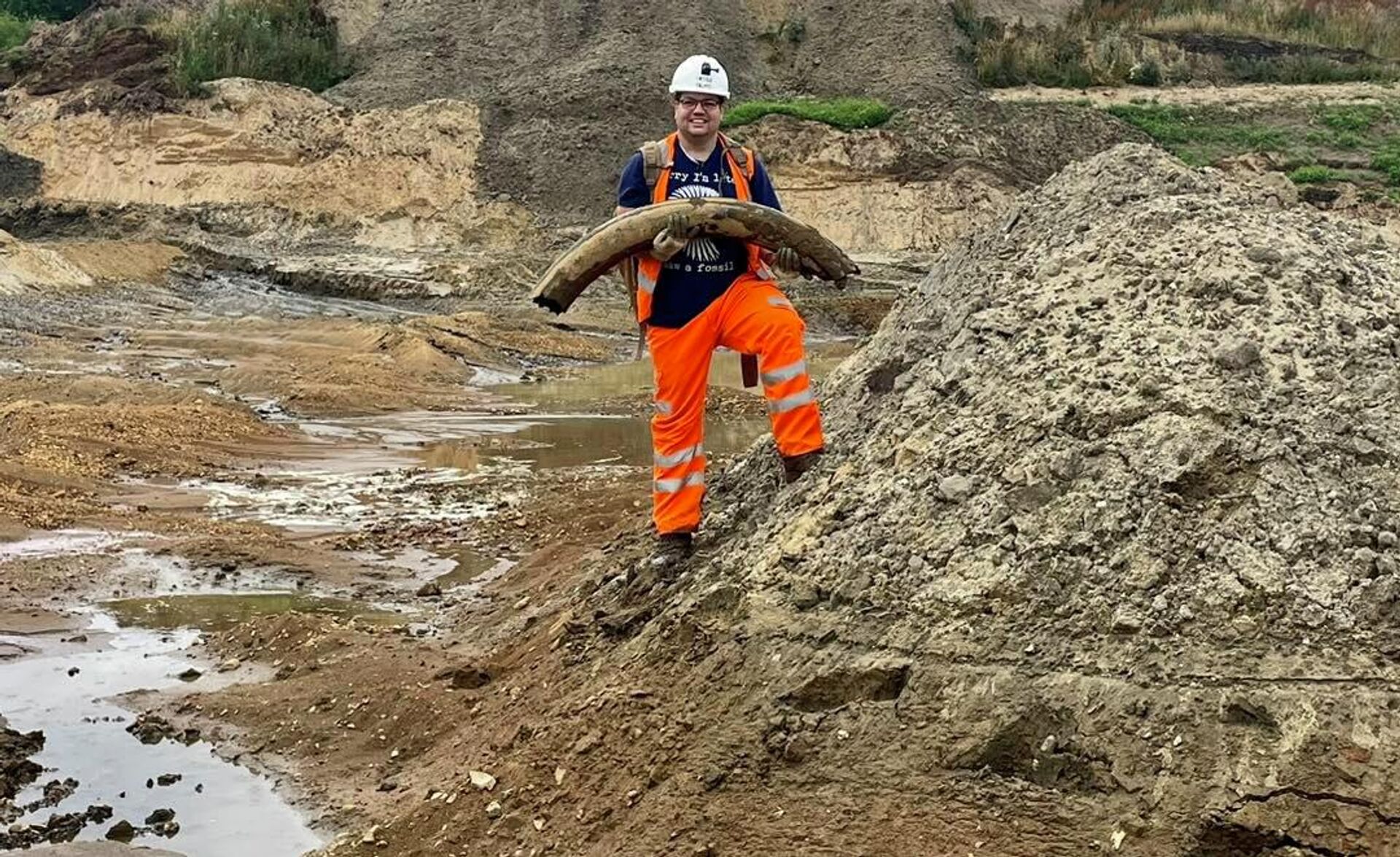 Jamie Jordan, de 33 anos de idade, um caçador de fósseis que encontrou a presa no condado de Cambridgeshire, no Reino Unido - Sputnik Brasil, 1920, 18.07.2023