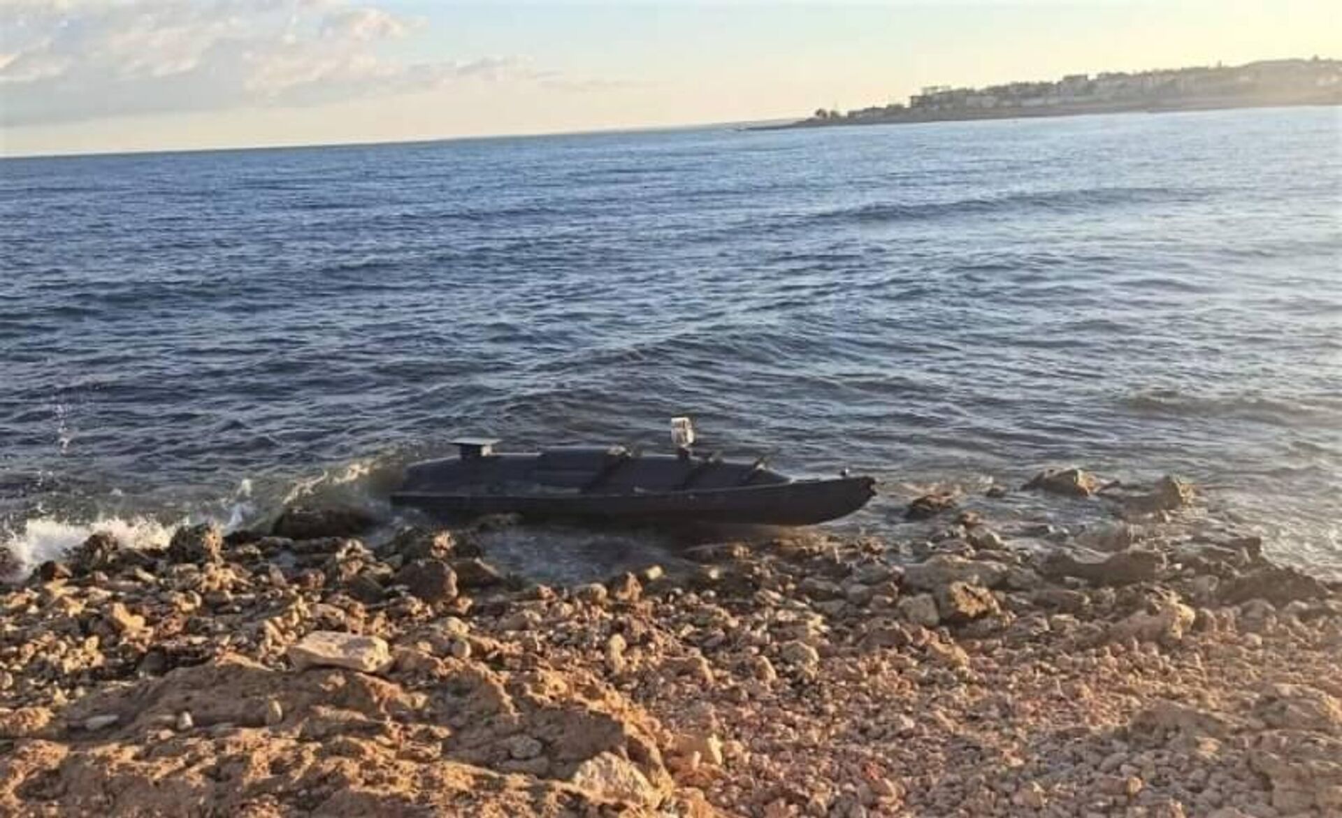 Um drone naval desconhecido, semelhante aos anunciados pela Ucrânia, foi encontrado no ano passado nas proximidades da baía de Abramov, na cidade de Sevastopol - Sputnik Brasil, 1920, 20.07.2023