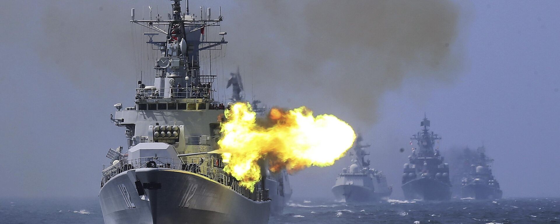 O destróier de mísseis guiados Harbin, da China, participa de um exercício naval China-Rússia, no mar da China Oriental, próximo a Xangai, China. - Sputnik Brasil, 1920, 10.05.2025