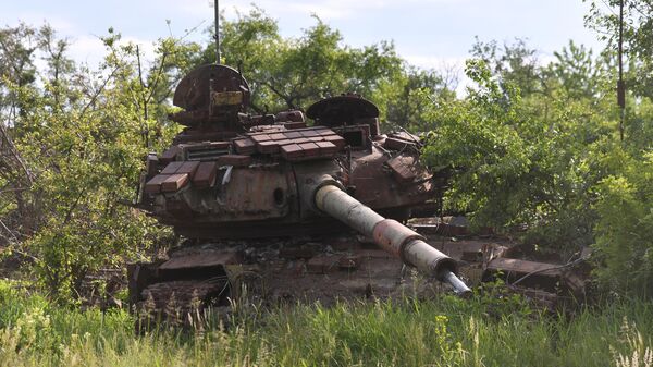 Um tanque destruído das Forças Armadas ucranianas no vilarejo de Troitskoe, República Popular de Lugansk (RPL) - Sputnik Brasil