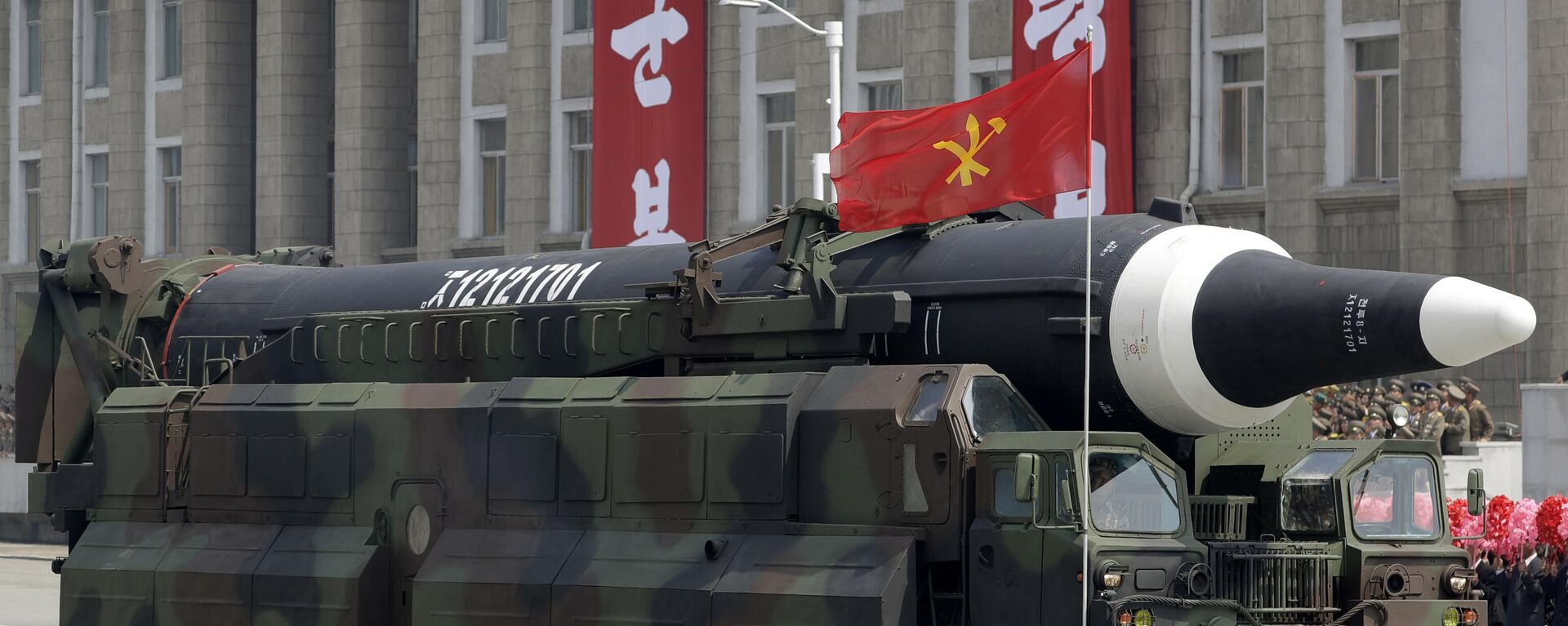 Um míssil que os analistas acreditam que poderia ser o norte-coreano Hwasong-12, na praça de Pyongyang, 15 de abril de 2017 - Sputnik Brasil, 1920, 20.07.2023