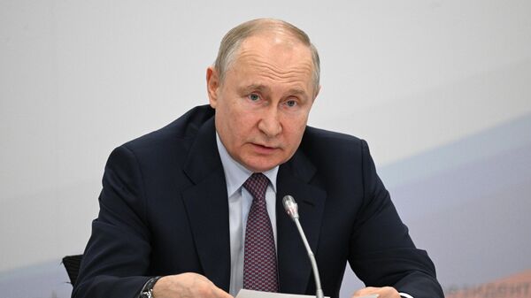 O presidente russo Vladimir Putin participou de uma reunião dedicada ao desenvolvimento da região ártica da Rússia, em Murmansk - Sputnik Brasil