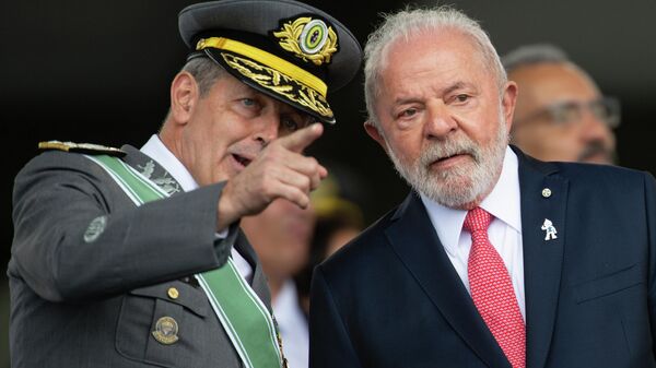 O comandante do Exército, general Tomás Paiva, e o presidente Luiz Inácio Lula da Silva, durante cerimônia comemorativa do Dia do Exército, no Quartel-General do Exército, em Brasília, 19 de abril de 2023 - Sputnik Brasil