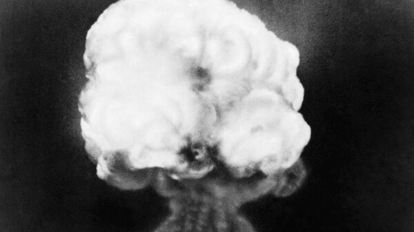 Nuvem de cogumelo segundos depois da detonação da primeira bomba atômica em Alamogordo, 16 de julho de 1945 - Sputnik Brasil