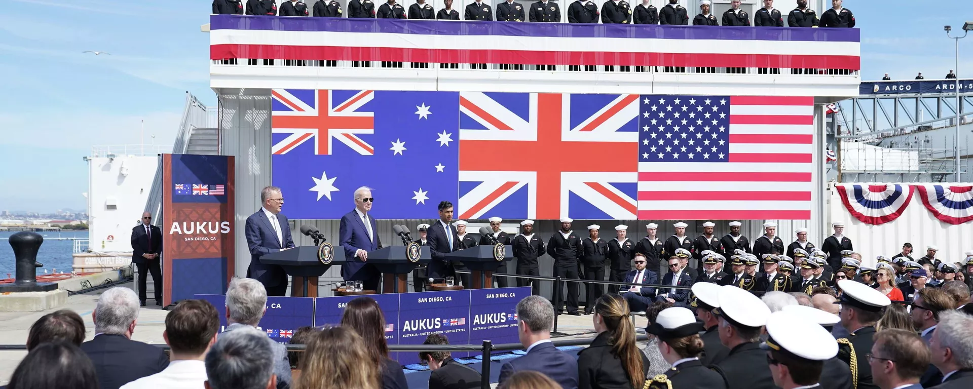 Da esquerda à direita, Anthony Albanese, primeiro-ministro da Austrália, Joe Biden, presidente dos EUA, e Rishi Sunak, primeiro-ministro do Reino Unido, fazem entrevista coletiva no âmbito do pacto de segurança AUKUS, na base naval de Point Loma, em San Diego, Califórnia, EUA, 13 de março de 2023 - Sputnik Brasil, 1920, 15.11.2024