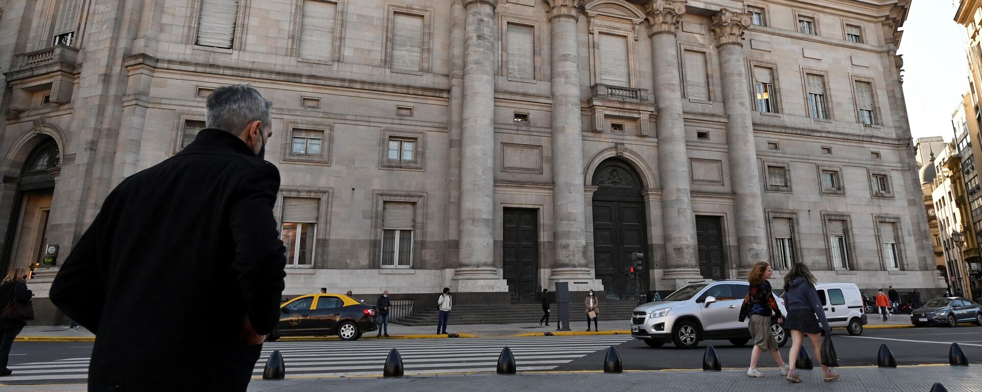 Vista do Banco Nacional da Argentina — construído entre 1937 e 1955 pelo arquiteto Alejandro Bustillo, em estilo monumentalista com linhas neoclássicas — em Buenos Aires, 27 de maio de 2022 - Sputnik Brasil, 1920, 23.07.2023