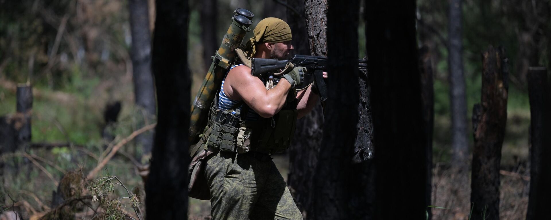 Militar de pelotão de lança-chamas do Distrito Militar Central participa de combates na direção de Krasny Liman, durante a operação militar especial da Rússia, foto publicada em 13 de julho de 2023 - Sputnik Brasil, 1920, 28.07.2025