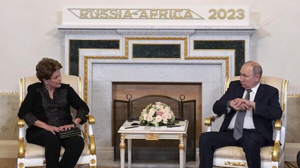 Presidente russo, Vladimir Putin, durante a reunião com a ex-presidente do Brasil, Dilma Rousseff, que agora chefia o Novo Banco de Desenvolvimento (NBD) do BRICS, São Petersburgo, 26 de julho de 2023 - Sputnik Brasil