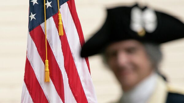 Bandeira norte-americana em frente de um ator que representando George Washington, estado da Virgínia, 3 de julho de 2023 - Sputnik Brasil