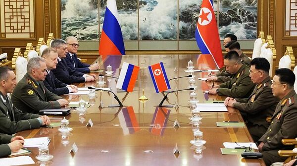 Ministro da Defesa da Rússia, Sergei Shoigu, realizou em Pyongyang conversações com o seu homólogo da Coreia do Norte, Kang Sun-nam - Sputnik Brasil