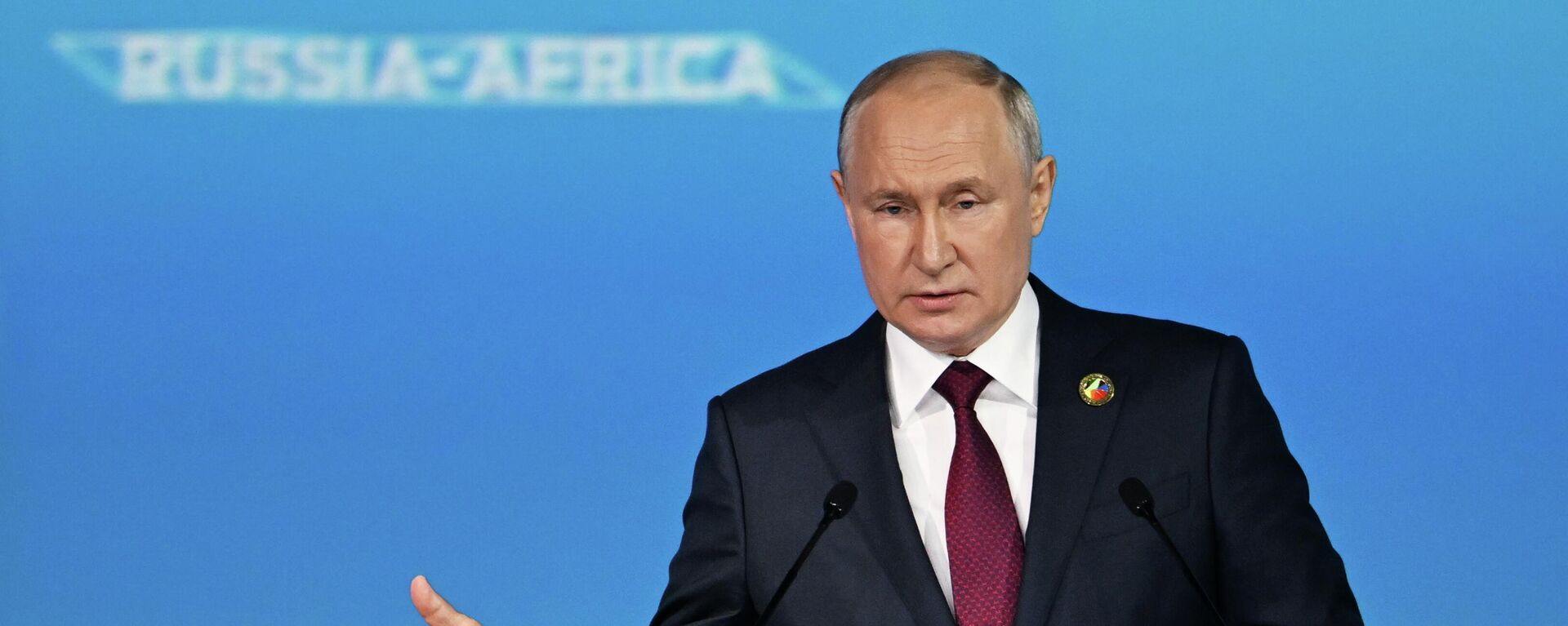 O presidente russo Vladimir Putin fala na sessão plenária da Segunda Cúpula e do Fórum Econômico e Humanitário Rússia-África - Sputnik Brasil, 1920, 23.05.2024