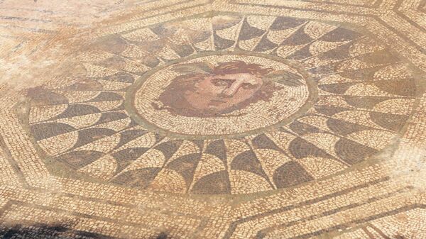 A cabeça de Medusa, um fragmento de um mosaico romano descoberto na zona arqueológica de La Huerta de Otero - Sputnik Brasil