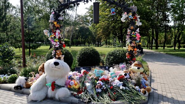 Flores e brinquedos de pelúcia no memorial em memória das crianças mortas devido a bombardeios das Forças Armadas da Ucrânia em Donetsk, foto publicada em 27 de julho de 2023 - Sputnik Brasil