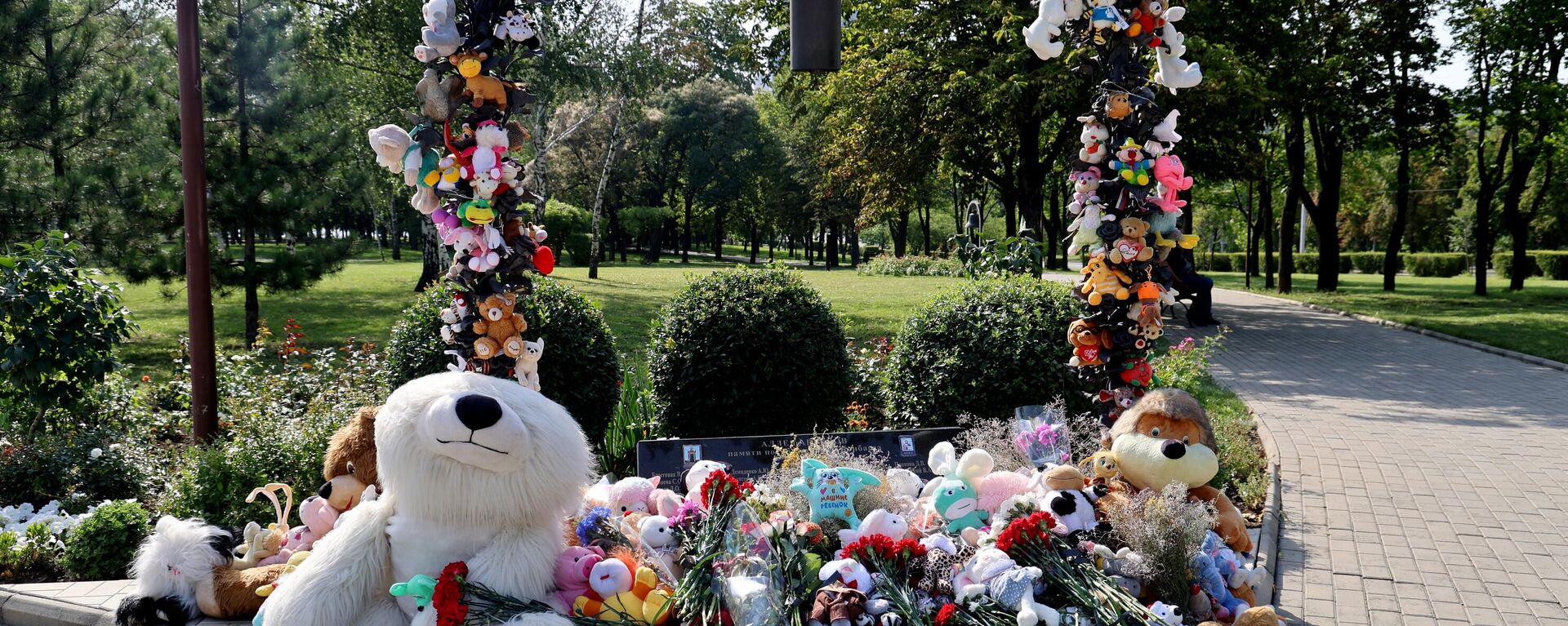 Flores e brinquedos de pelúcia no memorial em memória das crianças mortas devido a bombardeios das Forças Armadas da Ucrânia em Donetsk, foto publicada em 27 de julho de 2023 - Sputnik Brasil, 1920, 27.07.2023