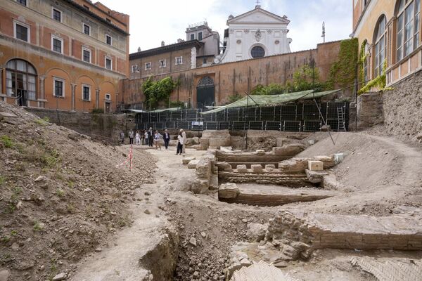 O local da escavação do teatro do antigo imperador romano Nero, século I d.C, no contexto da igreja de Santo Spirito em Sassia, em Roma - Sputnik Brasil