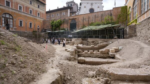 O local da escavação do teatro do antigo imperador romano Nero, século I d.C, no contexto da igreja de Santo Spirito em Sassia, em Roma - Sputnik Brasil