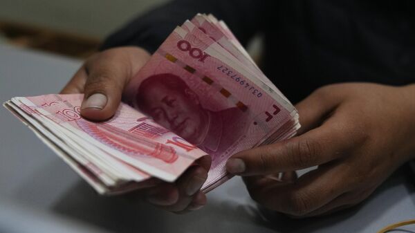 Funcionário de uma casa de câmbio conta notas de yuan chinês em La Paz, Bolívia, 26 de julho de 2023 - Sputnik Brasil