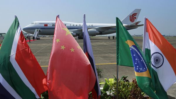 Bandeiras dos cinco países que compõem o BRICS tremulam na frente de uma aeronave da Air China na qual o presidente chinês Xi Jinping chegou para participar da cúpula do BRICS em Goa, Índia, 15 de outubro de 2016 - Sputnik Brasil