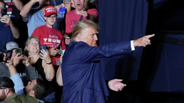 Donald Trump, ex-presidente dos EUA, deixa comício eleitoral em Erie, Pensilvânia, EUA, 29 de julho de 2023 - Sputnik Brasil