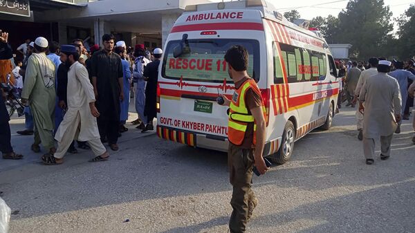 Nesta foto fornecida pelo Quartel General do Rescue 1122, uma ambulância transporta pessoas feridas após uma explosão de bomba durante um comício político no distrito de Bajur de Khyber Pakhtunkhwa, Paquistão, 30 de julho de 2023 - Sputnik Brasil
