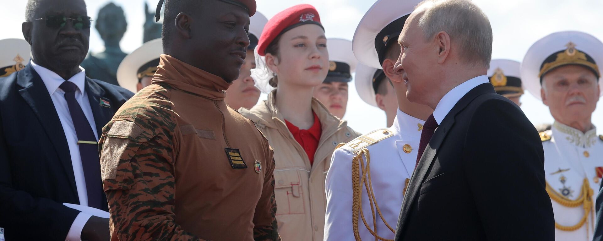 O presidente russo, Vladimir Putin, cumprimenta o presidente interino de Burkina Faso, capitão Ibrahim Traoré, durante um desfile marcando o Dia da Marinha em São Petersburgo, Rússia, 30 de julho de 2023 - Sputnik Brasil, 1920, 31.07.2023
