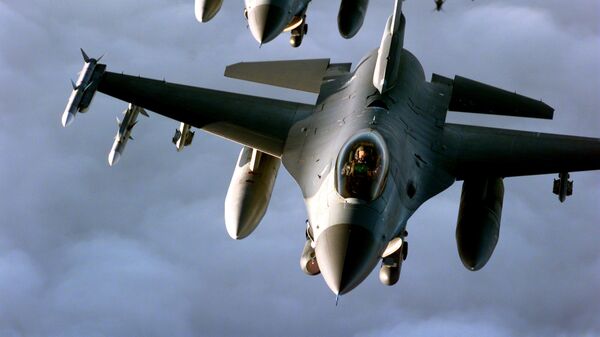 Dois F-16 Fighting Falcons da Força Aérea dos EUA voam em formação durante uma missão de apoio à Operação Allied Force da OTAN, 20 de abril de 1999 - Sputnik Brasil