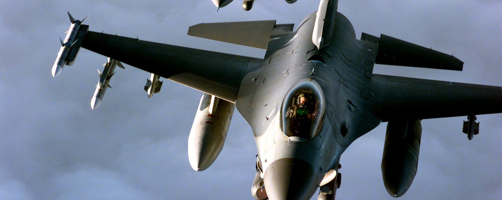 Dois F-16 Fighting Falcons da Força Aérea dos EUA voam em formação durante uma missão de apoio à Operação Allied Force da OTAN, 20 de abril de 1999 - Sputnik Brasil, 1920, 17.05.2024