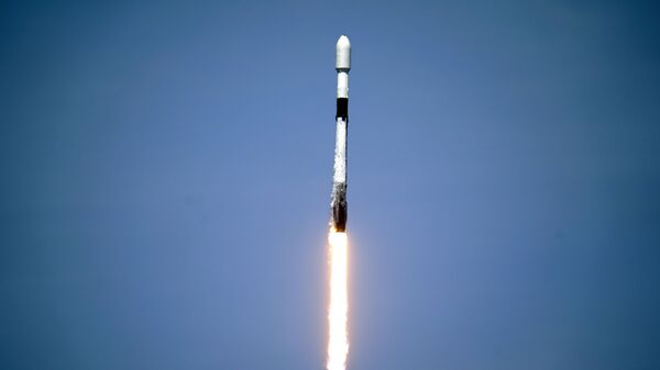 Um foguete SpaceX Falcon 9 com o 26º lote de aproximadamente 60 satélites para a rede de banda larga Starlink da SpaceX decola da plataforma 39A no Kennedy Space Center, em Cabo Canaveral. Flórida, 4 de maio de 2021 - Sputnik Brasil