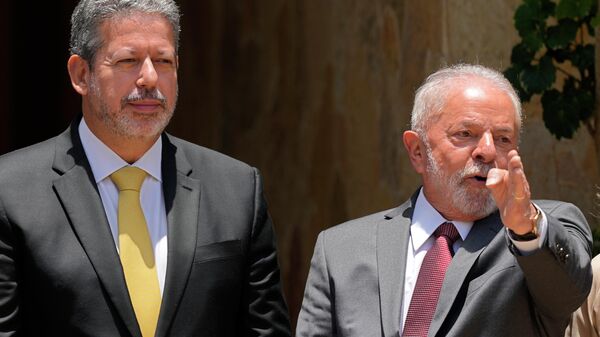 O presidente eleito do Brasil, Luiz Inácio Lula da Silva, à direita, sinaliza ao lado do presidente da Câmara dos Deputados, Arthur Lira, após uma reunião em Brasília, Brasil, 9 de novembro de 2022 - Sputnik Brasil
