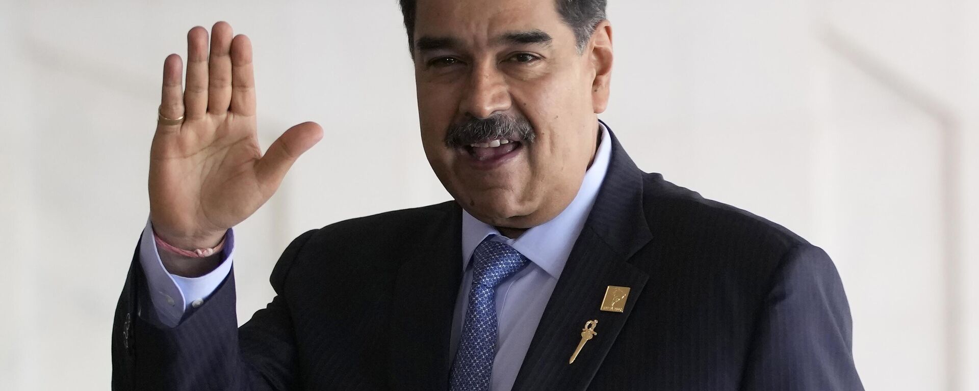 O presidente da Venezuela, Nicolás Maduro, acena ao chegar para a Cúpula Sul-Americana, no Palácio Itamaraty, em Brasília. Brasil, 30 de maio de 2023 - Sputnik Brasil, 1920, 01.08.2023