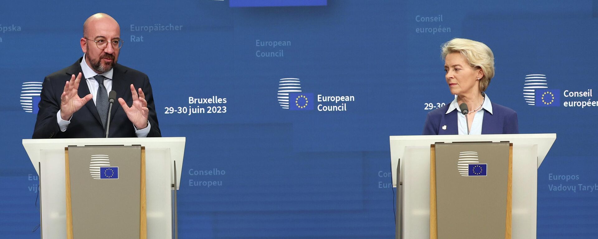 O presidente do Conselho Europeu, Charles Michel, à esquerda, e a presidente da Comissão Europeia, Ursula von der Leyen, participam de uma coletiva de imprensa em uma cúpula da UE em Bruxelas, 30 de junho de 2023 - Sputnik Brasil, 1920, 25.10.2023