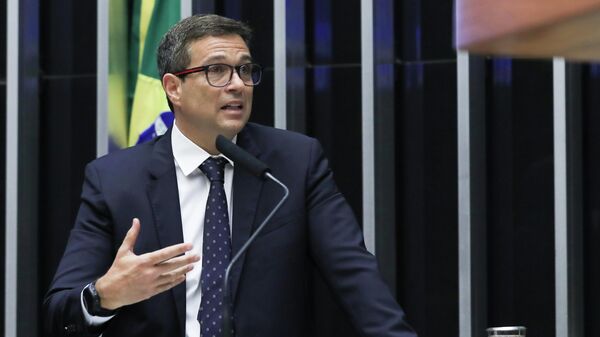 Presidente do Banco Central, Roberto Campos Neto, discursa no plenário da Câmara dos Deputados em sessão solene  para celebrar os 106 anos de nascimento do economista e ex-deputado federal, em 2 de agosto de 2023 - Sputnik Brasil