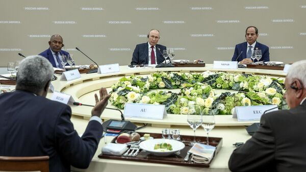 O presidente russo, Vladimir Putin, participa de uma reunião com os chefes das organizações regionais africanas à margem da 2ª Cúpula Rússia-África e Fórum Econômico e Humanitário no Centro de Congressos e Exposições ExpoForum em São Petersburgo, Rússia - Sputnik Brasil