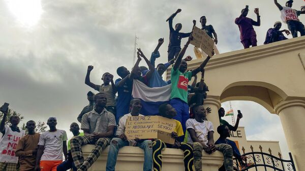 Os partidários da junta dirigente do Níger se reúnem no início de um protesto pela liberdade do país e contra a interferência estrangeira em Niamey, Níger - Sputnik Brasil