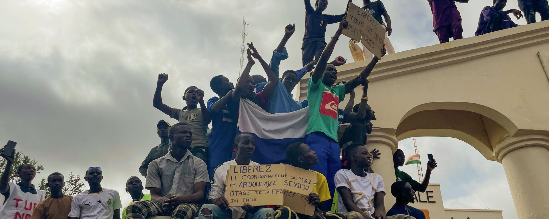 Os partidários da junta dirigente do Níger se reúnem no início de um protesto pela liberdade do país e contra a interferência estrangeira em Niamey, Níger - Sputnik Brasil, 1920, 07.08.2023