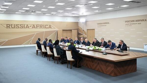 O presidente russo, Vladimir Putin, e o presidente senegalês, Macky Sall, participam de uma reunião à margem da 2ª Cúpula Rússia-África e Fórum Econômico e Humanitário no Centro de Congressos e Exposições ExpoForum em São Petersburgo, Rússia, 28 de julho de 2023 - Sputnik Brasil