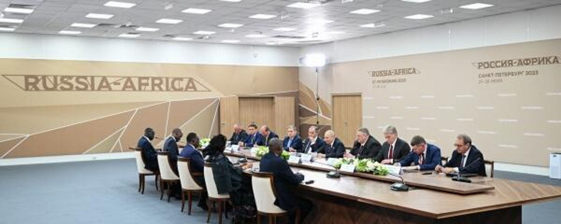 O presidente russo, Vladimir Putin, e o presidente senegalês, Macky Sall, participam de uma reunião à margem da 2ª Cúpula Rússia-África e Fórum Econômico e Humanitário no Centro de Congressos e Exposições ExpoForum em São Petersburgo, Rússia, 28 de julho de 2023 - Sputnik Brasil, 1920, 23.10.2026