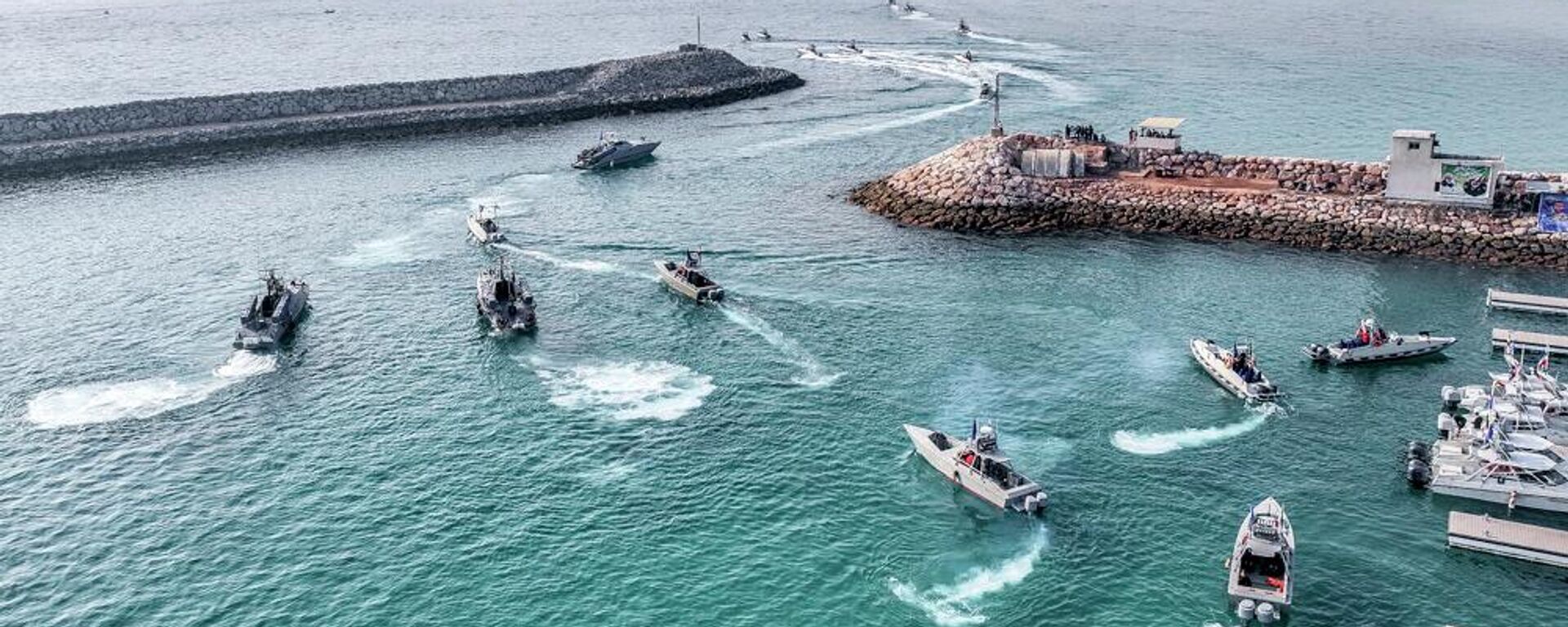 Lanchas do Corpo de Guardiões da Revolução Islâmica (IRGC, na sigla em inglês) participam de exercício no golfo Pérsico, em 2 de agosto de 2023 - Sputnik Brasil, 1920, 17.06.2025