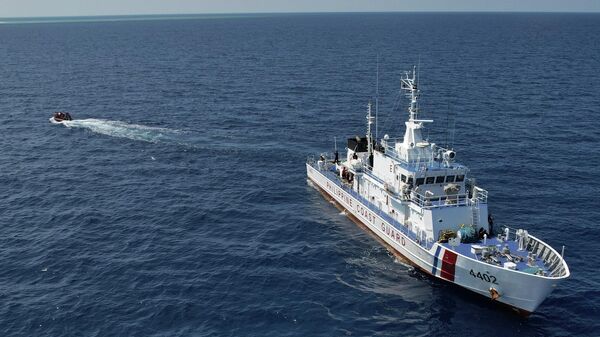 BRP Malabrigo, navio da Guarda Costeira das Filipinas, lança barco para transportar suprimentos à Ilha Nanshan, ocupada pelas Filipinas, ou localmente chamada de Lawak, no mar do Sul da China, 20 de abril de 2023 - Sputnik Brasil