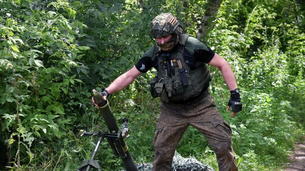 Um soldado russo na zona de operação militar especial de Moscou na Ucrânia - Sputnik Brasil