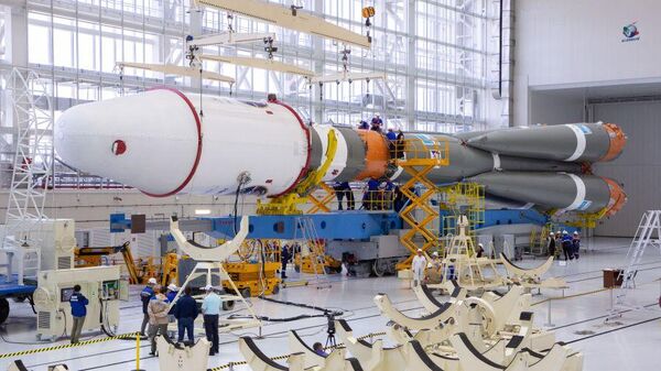 Montagem do foguete Soyuz-2.1b para o lançamento da estação automática Luna-25 - Sputnik Brasil
