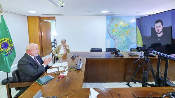 O presidente, Luiz Inácio Lula da Silva (E), e seu assessor especial, Celso Amorim (C), durante videochamada com o presidente da Ucrânia, Vladimir Zelensky, no Palácio do Planalto, Brasília, 2 de março de 2023 - Sputnik Brasil