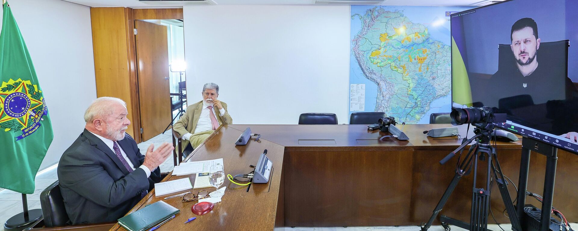 O presidente, Luiz Inácio Lula da Silva (E), e seu assessor especial, Celso Amorim (C), durante videochamada com Vladimir Zelensky no Palácio do Planalto. Brasília (DF), 2 de março de 2023 - Sputnik Brasil, 1920, 27.08.2024